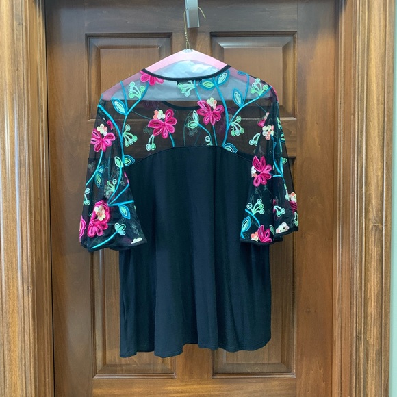 Kim & Cami black short sleeve top with embroidered flare sleeves. Size large. - Picture 4 of 6